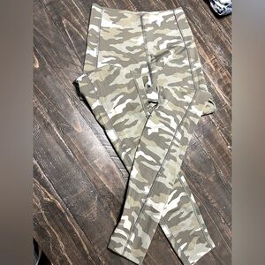 Pink active XS camo new w/o tag.